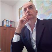 Consulente di direzione impartisce lezioni di contabilità generale, partita doppia e bilancio